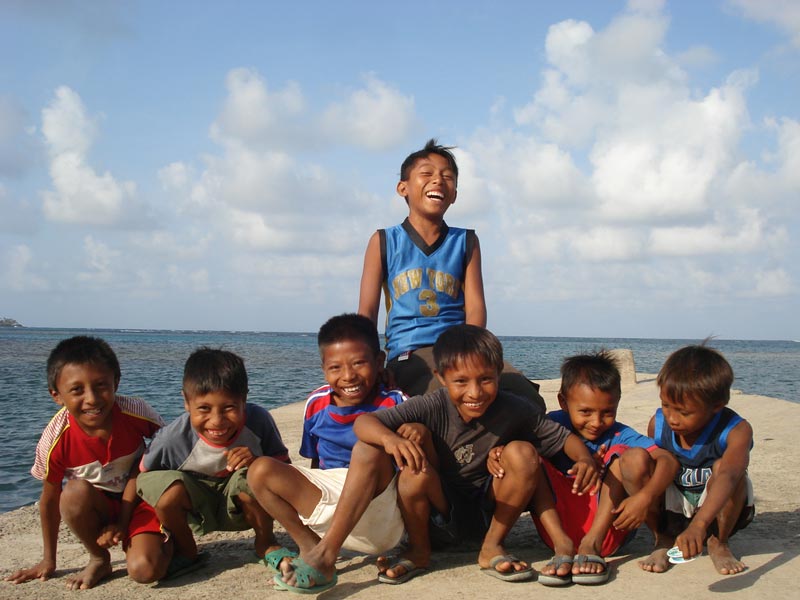 Niños de la isla de Mansukun