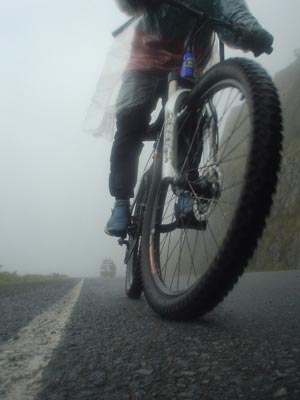 rueda de bicicleta en la carretera de la muerte