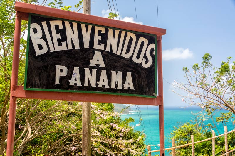 Cartel de Bienvenidos a Panamá en la carretera panamericana