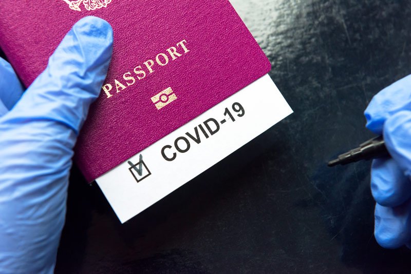 Pasaporte y certificado libre de COVID-19 en época de viajes y coronavirus