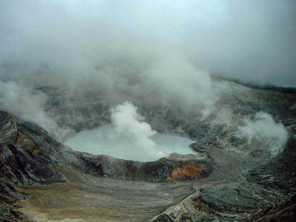 Volcán Poas de Costa Rica, en el recorrido de la carretera panamericana
