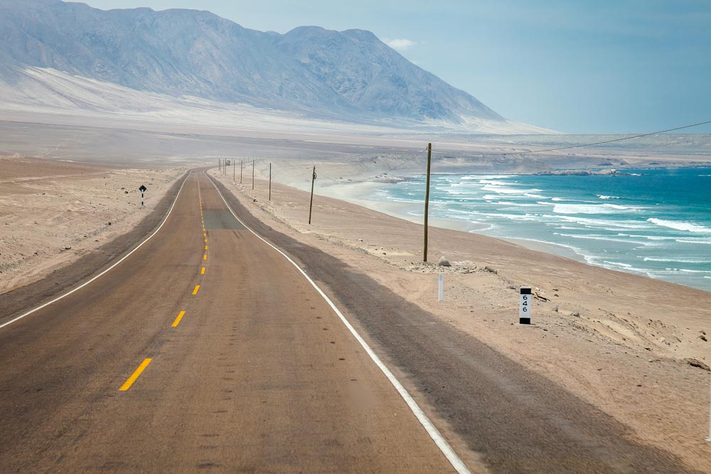 Carretera panamericana en la costa de Perú