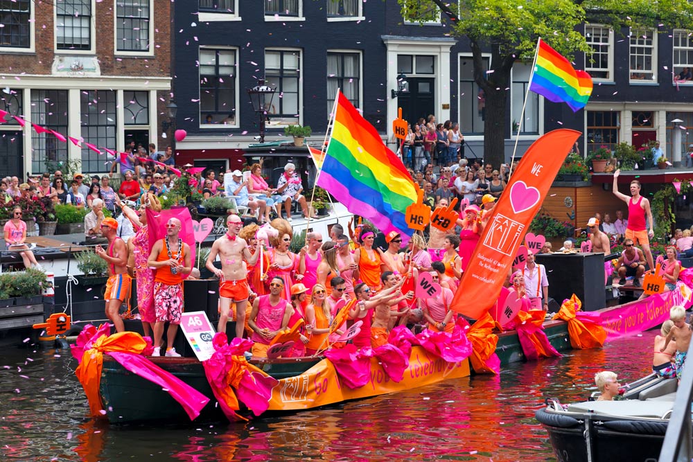 Desfile de barcos en los canales del Amsterdam Gay Pride