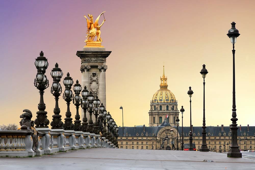 Hermoso amanecer en el Pont Alexandre III y Les Invalides en París