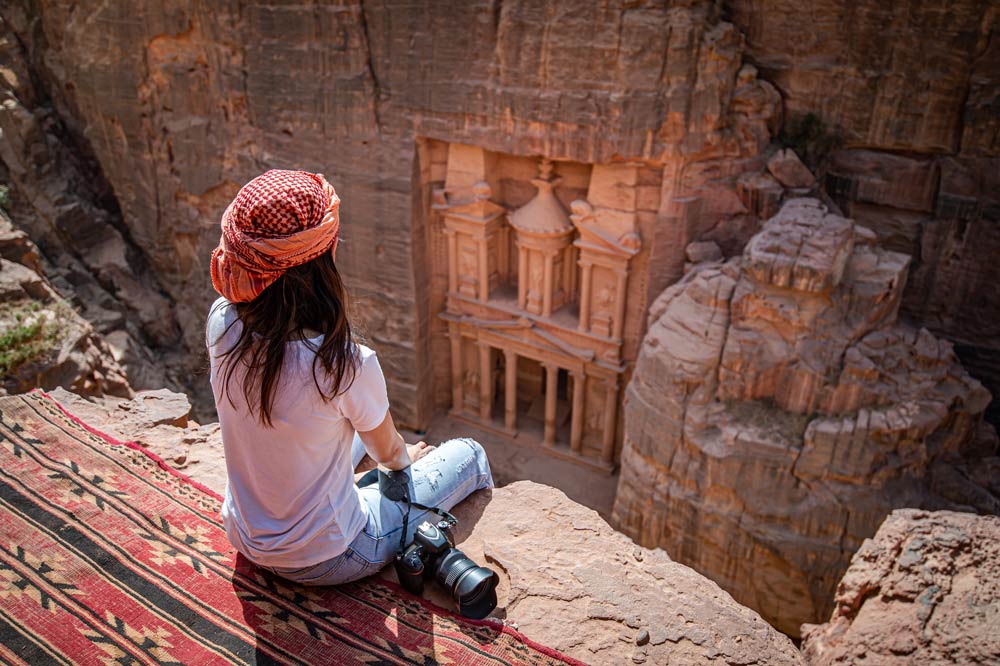 Viajar solo. Viajera en Petra (Jordania).