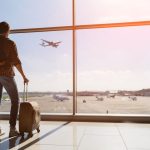 Viajar solo, viajero en el aeropuerto