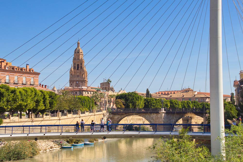 Free Tour Murcia: Panorámica del Río Segura con la torre de la Catedral de Murcia