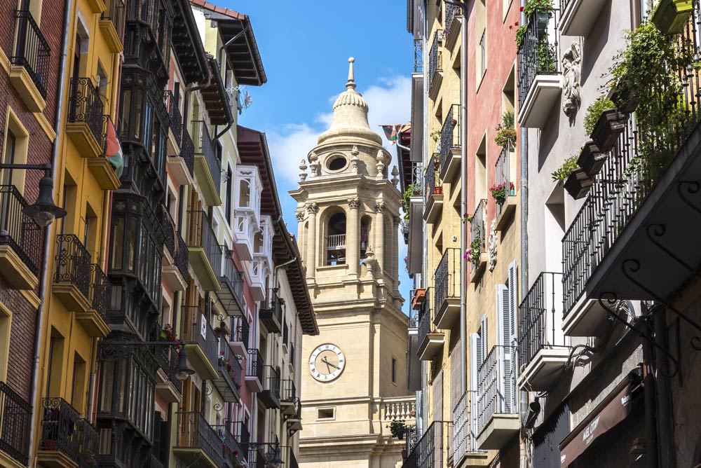 Free Tour Pamplona: casco antiguo de la ciudad con la catedral al fondo