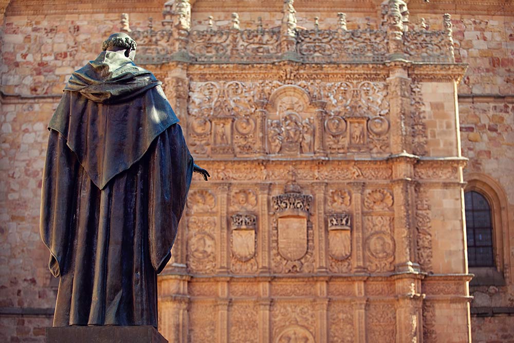 Estatua junto a la catedral de Salamanca