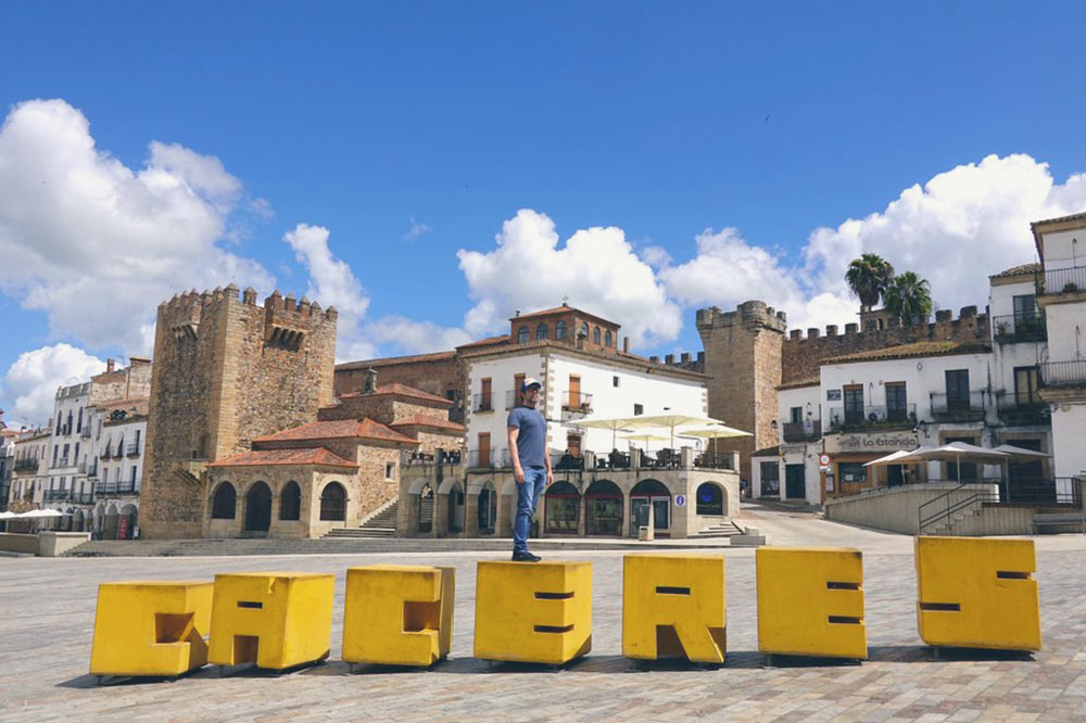 Que ver en Cáceres: Letras de la Plaza Mayor de Cáceres