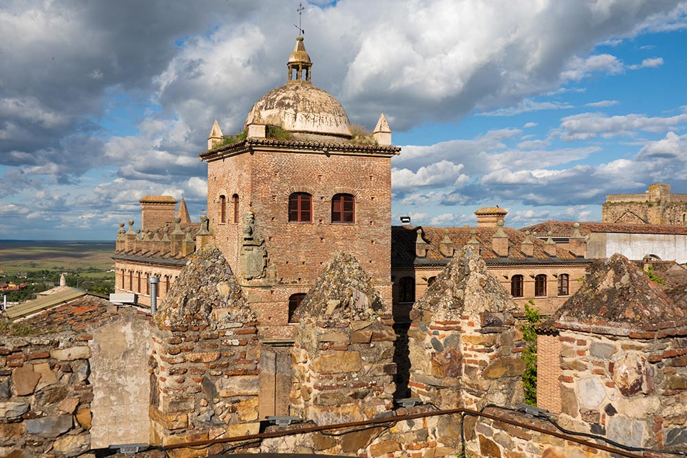 que ver en Cáceres: Vista de la Torre del Palacio Moctezuma desde la Torre Bujaco