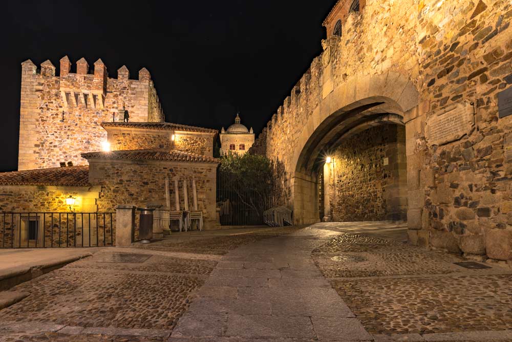 free tour Cáceres: Arco de la Estrella iluminado de noche