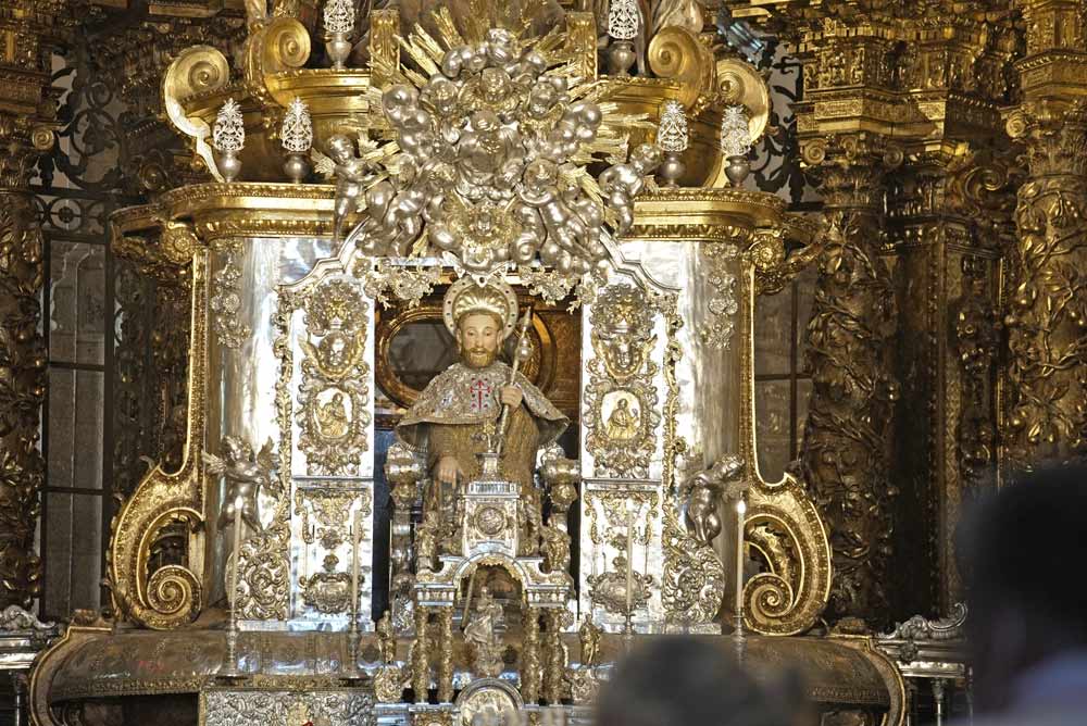 Imagen del Apostol Santiago en el retablo de la Catedral de Santiago de Compostela