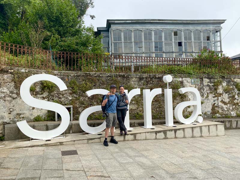 Iosu López de Mochileros TV y Diana Rodríguez de Fun Travel Ven en el letrero de Sarria
