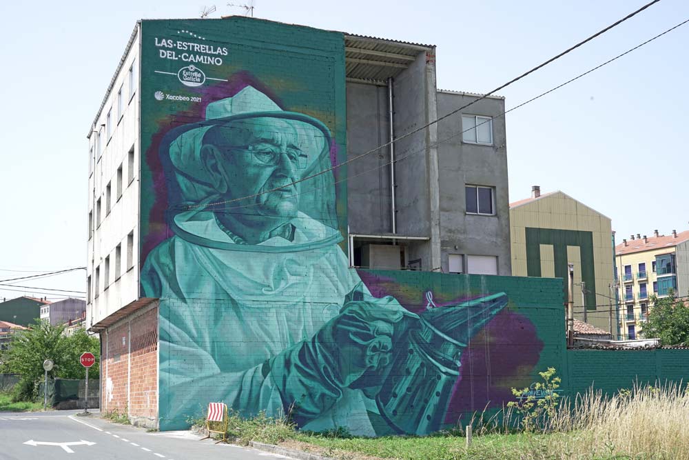 Mural representando al apicultor Isidro Pardo del artista urbano Mon Devane