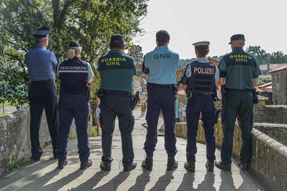 Policías europeos pertenecientes a las patrullas móviles de atención al peregrino en el Camino de Santiago francés
