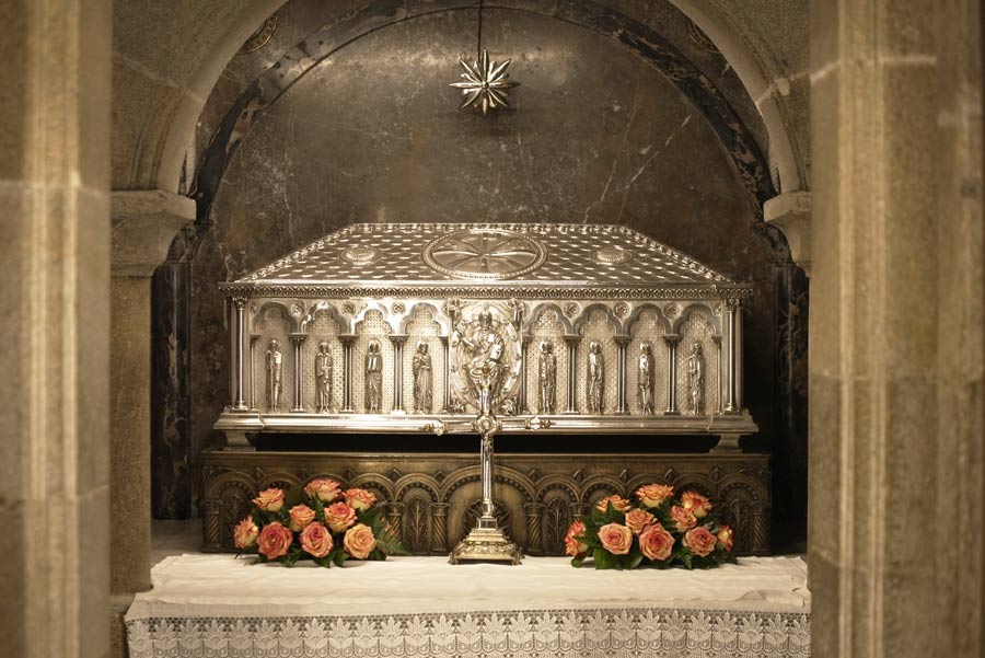 Miles de peregrinos visitan cada año la tumba del Apóstol en la cripta de la Catedral de Santiago