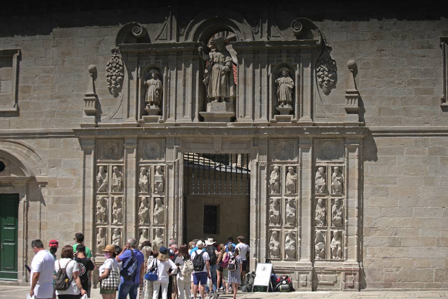 Peregrinos accediendo a la Catedral de Santiago de Compostela por la Puerta Santa