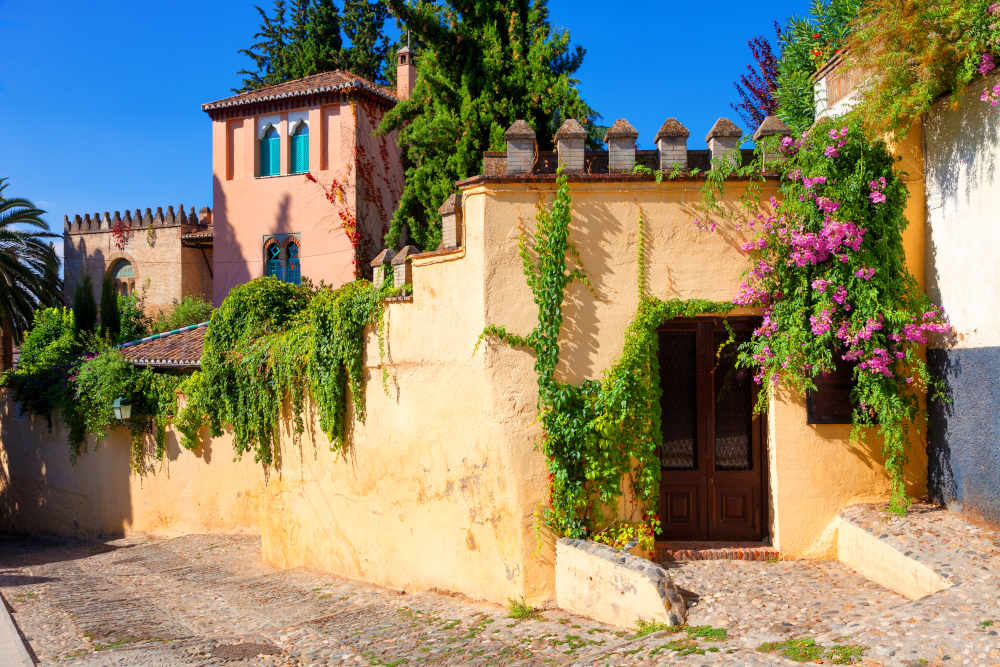 Fachada típica del barrio Albaicín que podrás ver en un free tour Granada
