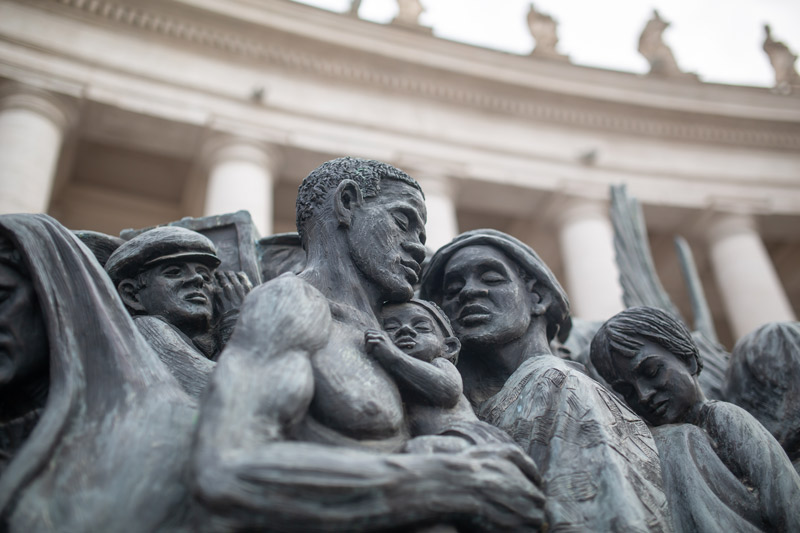 La escultura de bronce "Angels Unawares" de Timothy Schmalz en la Plaza de San Pedro en la Ciudad del Vaticano