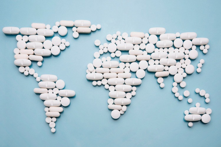 Mapa del mundo hecho con comprimidos de medicamentos