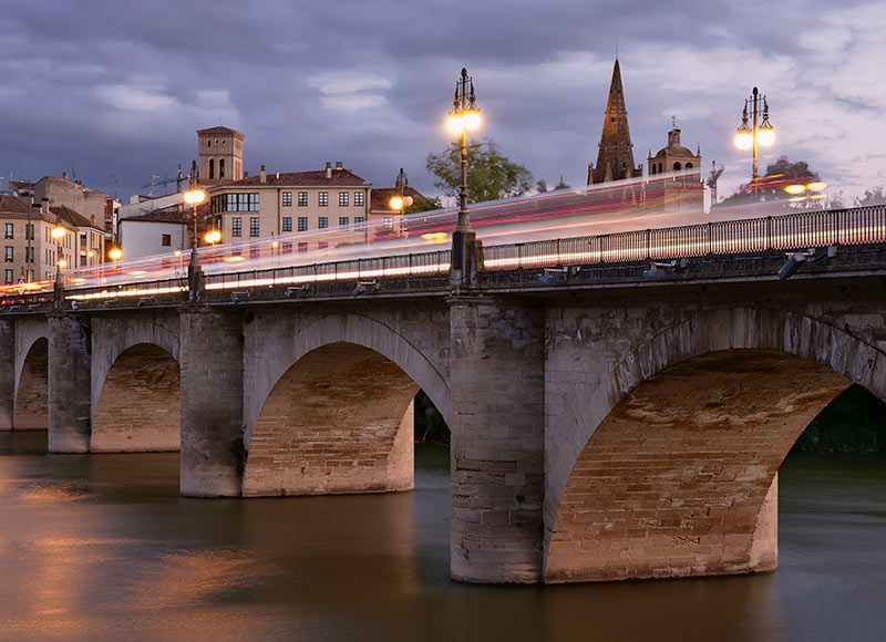 Puente medieval sobre el río Ebro en Logroño