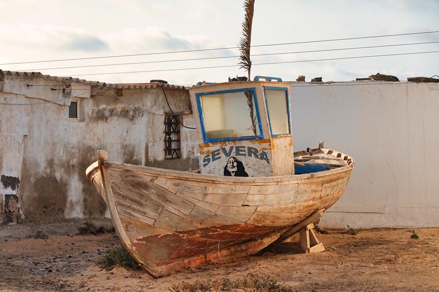 Barca en tierra en el pueblo de Majanicho