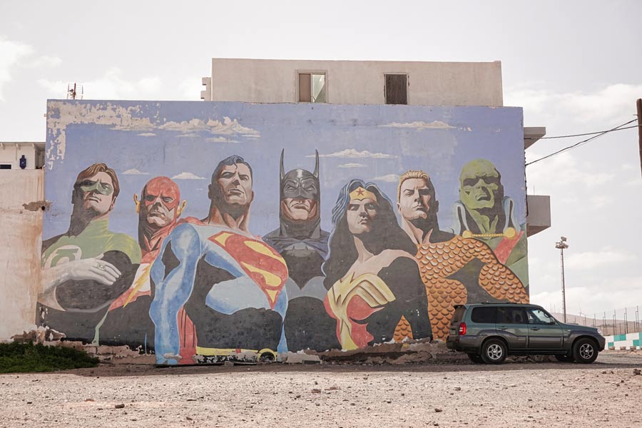 Mural de superhéroes en Puerto del Rosario