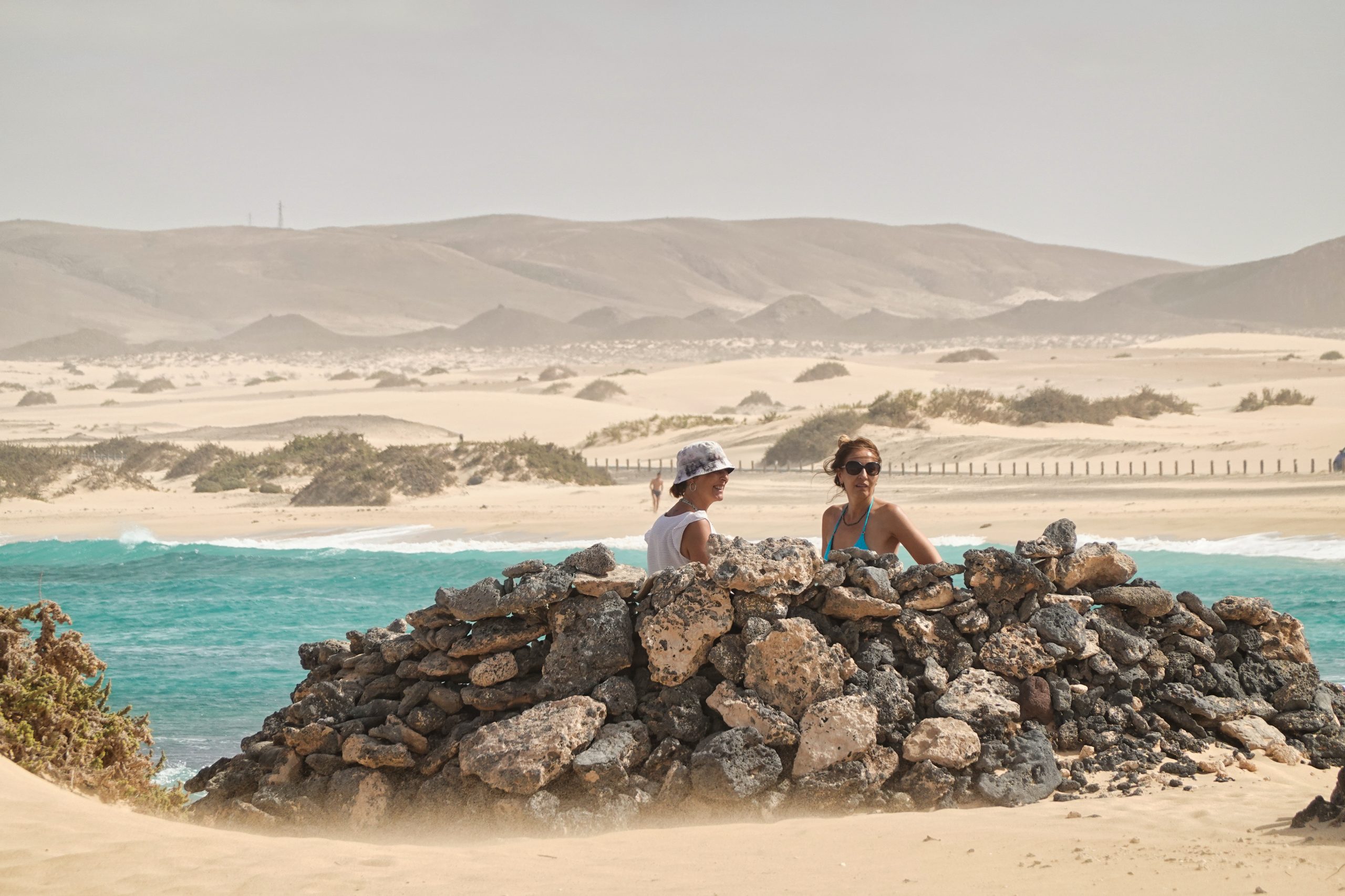 Que ver en Fuerteventura: turistas en la Playa El Moro