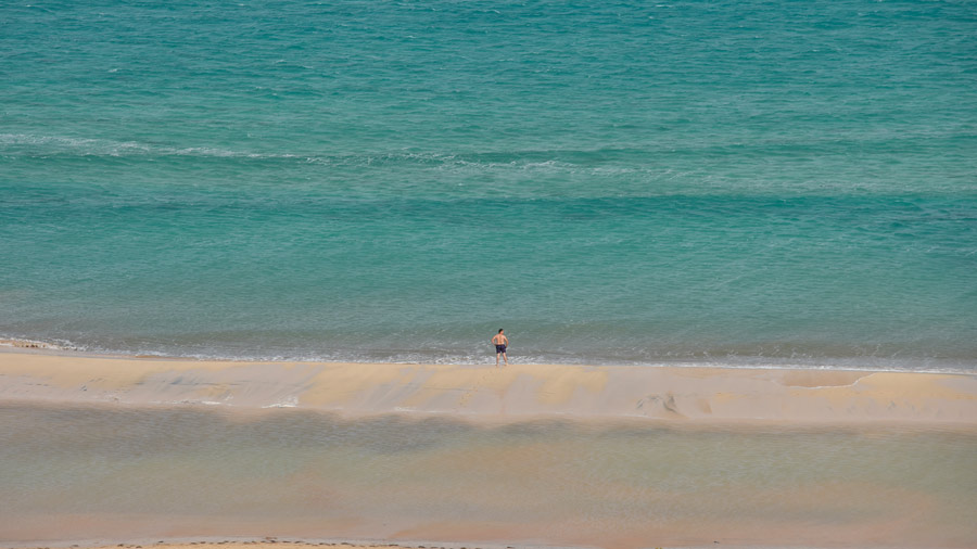 Franja de arena que se forma en la Playa de Sotavento de Fuerteventura