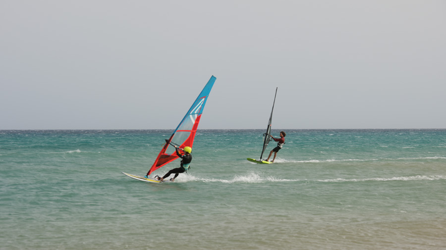 Windsurfistas en la Playa de Sotavento