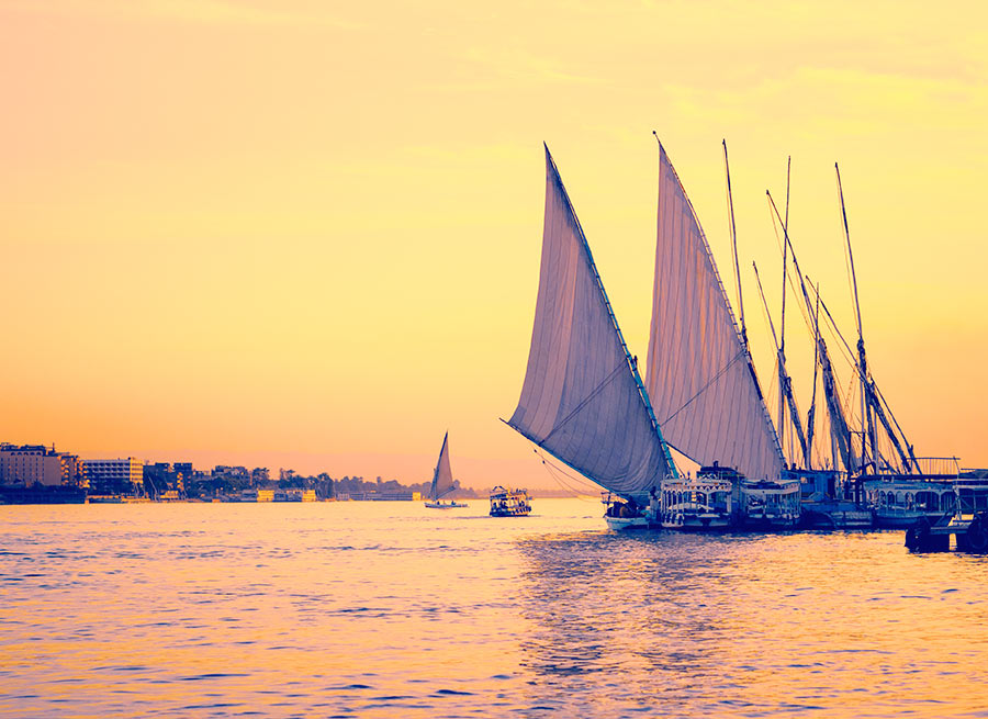 Felucas navegando por el río Nilo al atardecer
