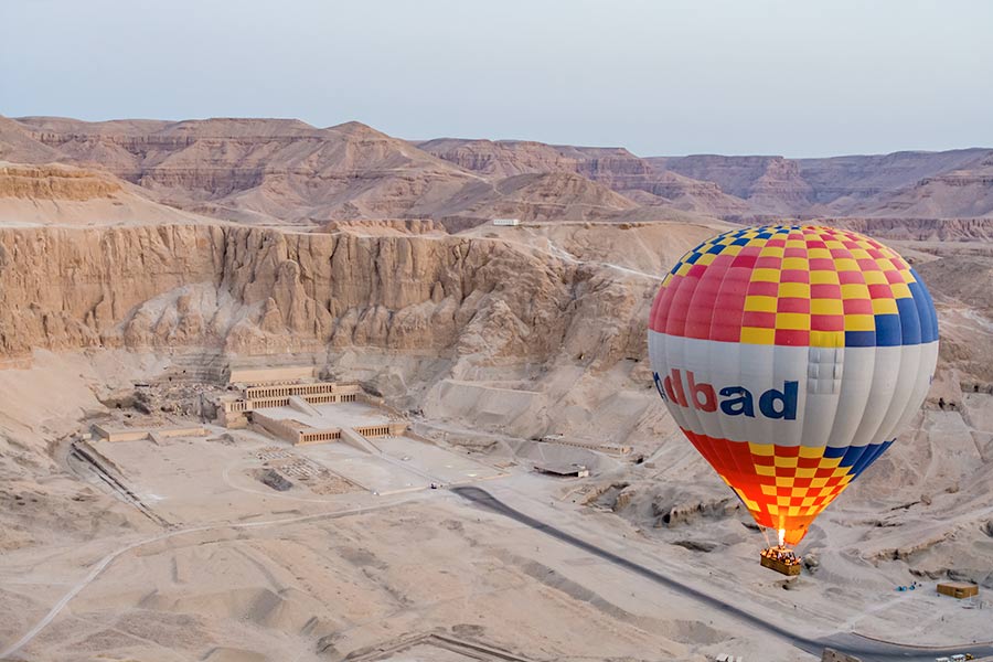 Globo volando el templo de Hatshepsut en las afuera de Luxor