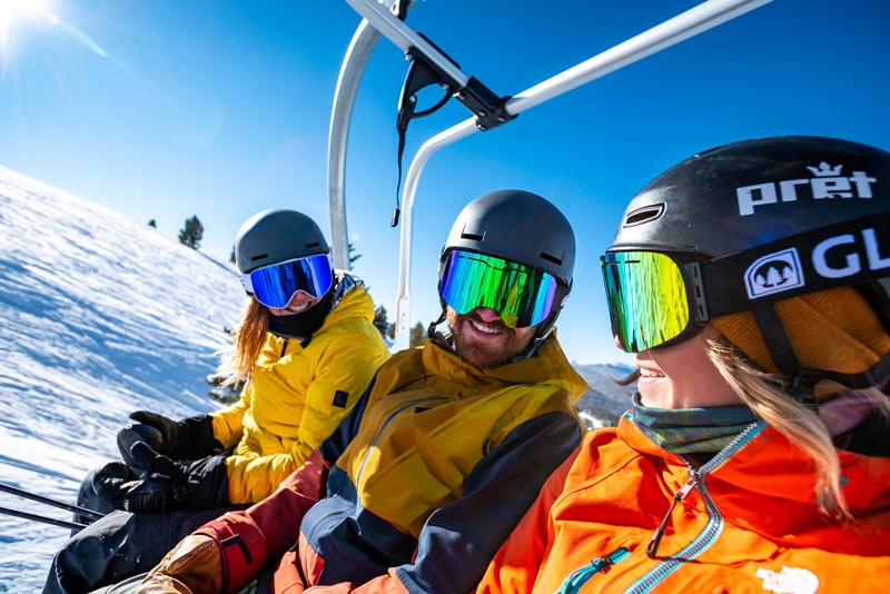 Viajes de Esquí: Esquiadores en telesilla