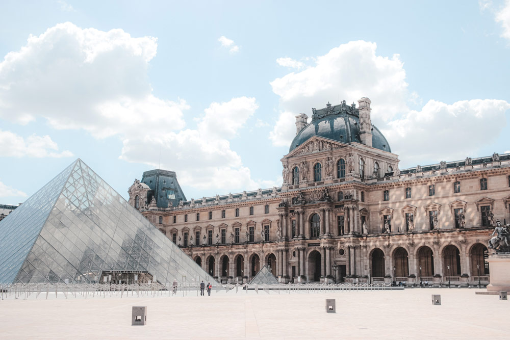 Pirámide del Museo Louvre de París
