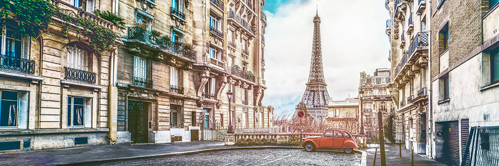 Pequeña calle de París con vistas a la famosa Torre Eiffel
