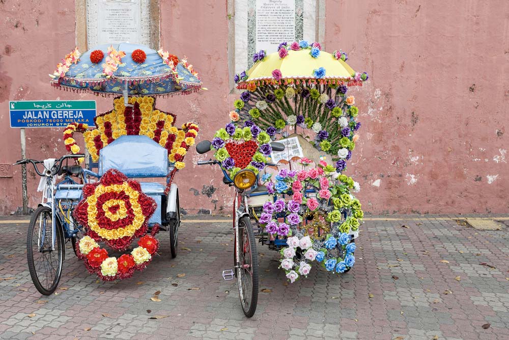 Trishaw decorado con flores en Malaca