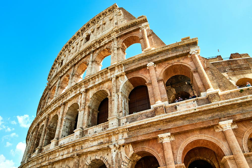 Consignas en Roma cerca del Coliseo romano