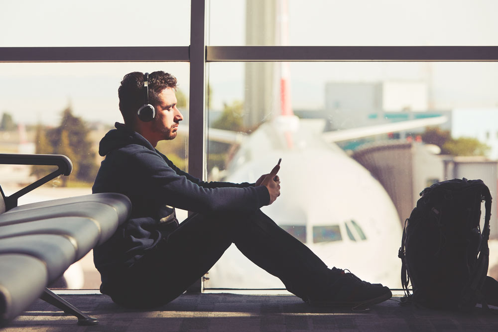 Viajero conectado a internet con una esim en un aeropuerto
