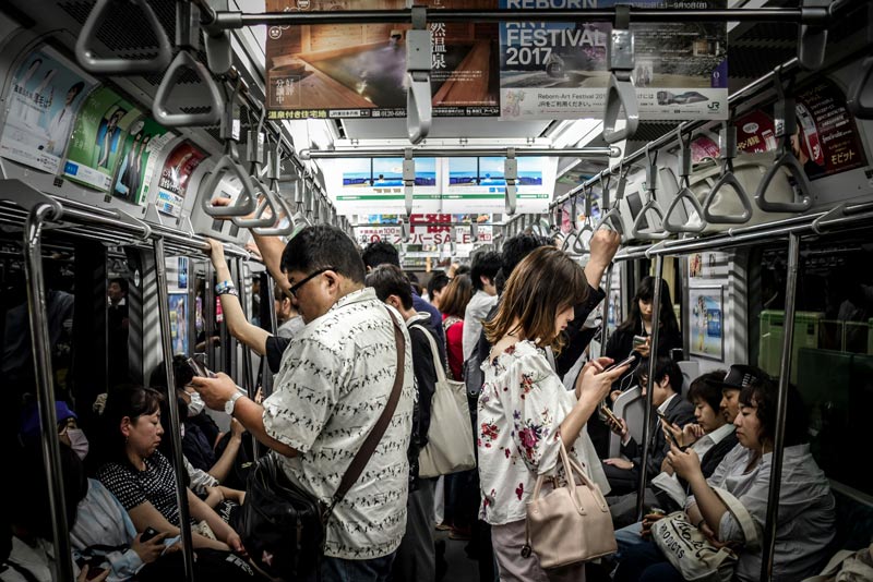 Interior del vagón de metro de Tokio
