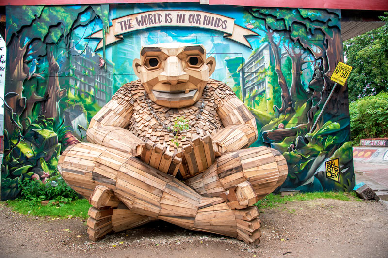 Que ver en Copenhague: Escultura de madera en la ciudad autónoma de Christiania