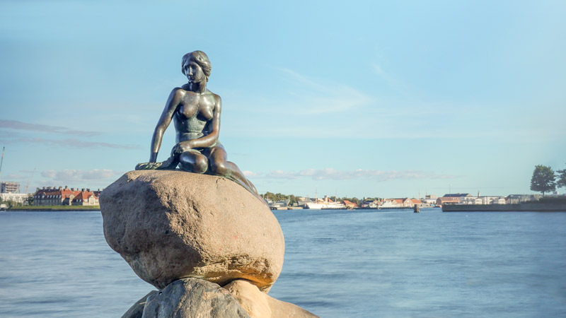 Estatua de La Sirenita en Copenhague (Dinamarca)