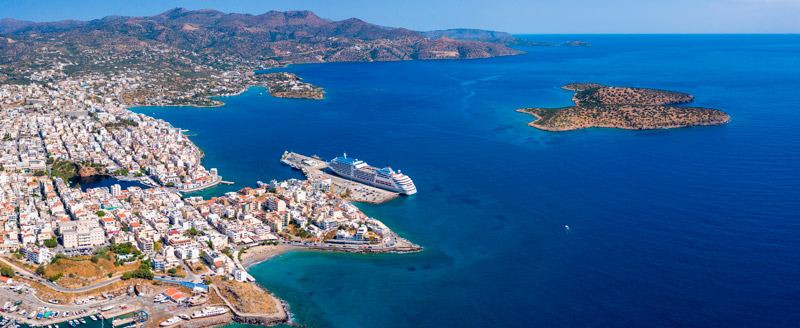 Vista aérea de Agios Nikolaos, un pintoresco pueblo costero con edificios coloridos alrededor del puerto en la parte oriental de la isla Creta, Grecia