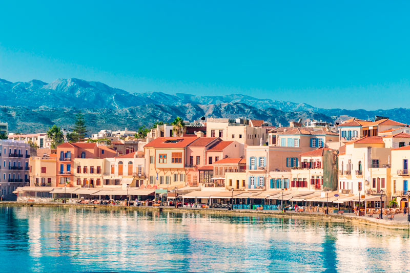 Ciudad de Chania en la isla de Creta con las montañas al fondo