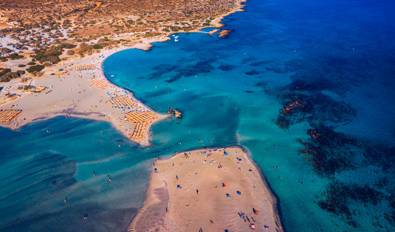 Vista aérea de la hermosa playa tropical de Elafonissi con arena rosa en Creta (Grecia)