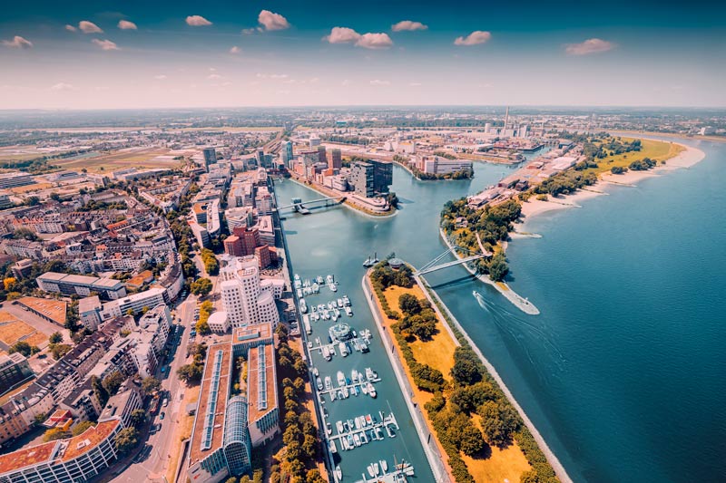 Vista aérea panorámica del puerto deportivo Media Harbour en Dusseldorf