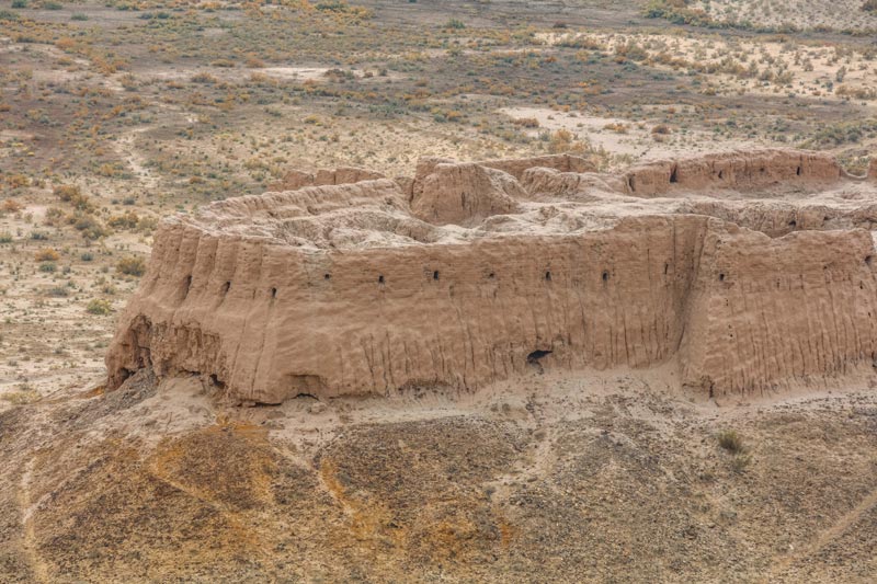 Ruinas de Ayaz Kala, uno de los castillos del desierto de Khorezm, antiguamente conocido tradicionalmente como Elliq Qala, Patrimonio de la Humanidad de la Unesco en Karakpakstán, desierto de Kyzylkum, Uzbekistán