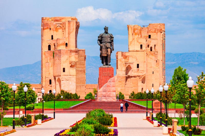 Monumento a Tamerlán o Amir Timur y palacio Ak Saray en la ciudad de Shahrisabz en Uzbekistán