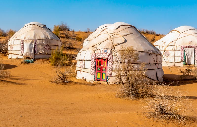 Uzbekistán, campo de yurtas en el desierto de Kyzylkum