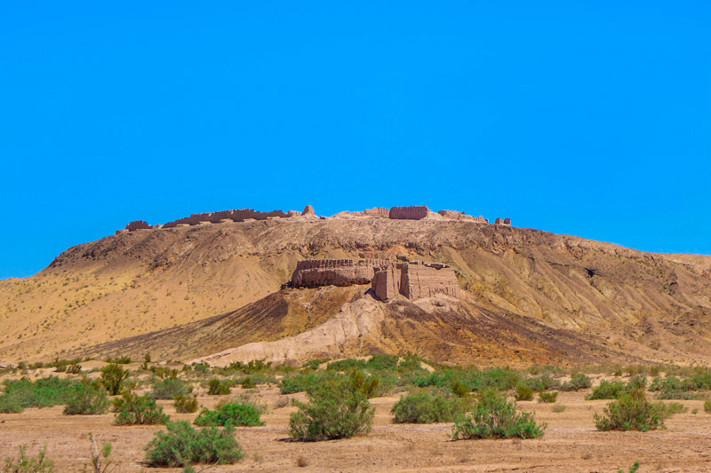 Panorama de la fortaleza Ayaz-Kala en medio del desierto de Kyzyl Kum en Uzbekistán